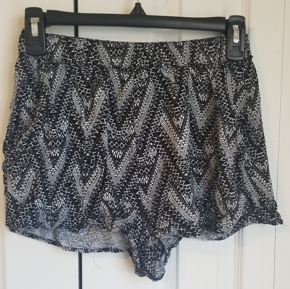 !!SUMMER SALE!! H&M Divided black and white geometric soft shorts, sz 4